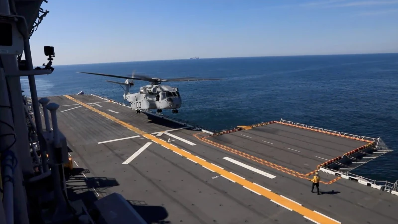 Über dem Atlantik lässt der „King Stallion“ seine Muskeln spielen