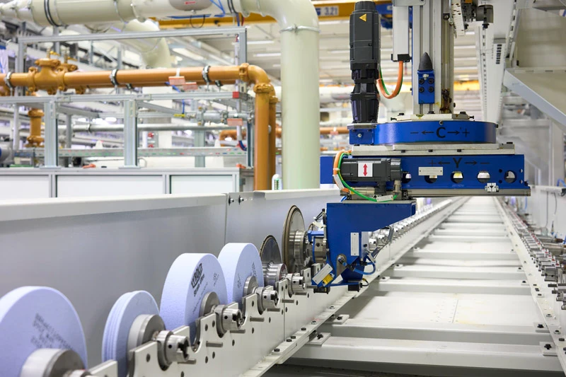 6. Werkzeugtransport in Kettenmagazin: