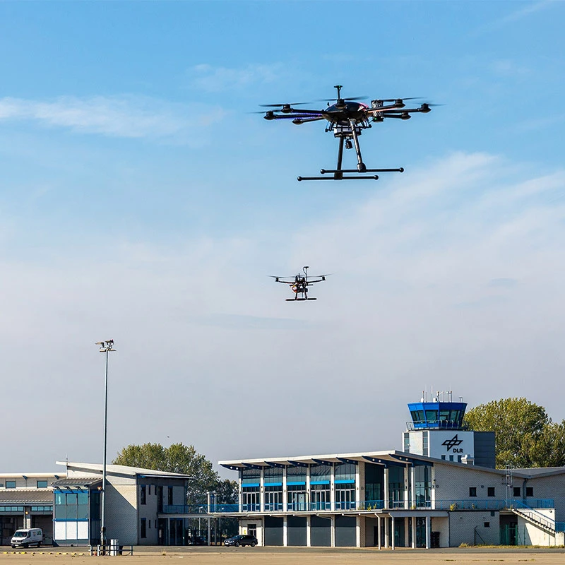 ein-teil-der-eingesetzten-drohnen-vor-den-flughafengebaeuden